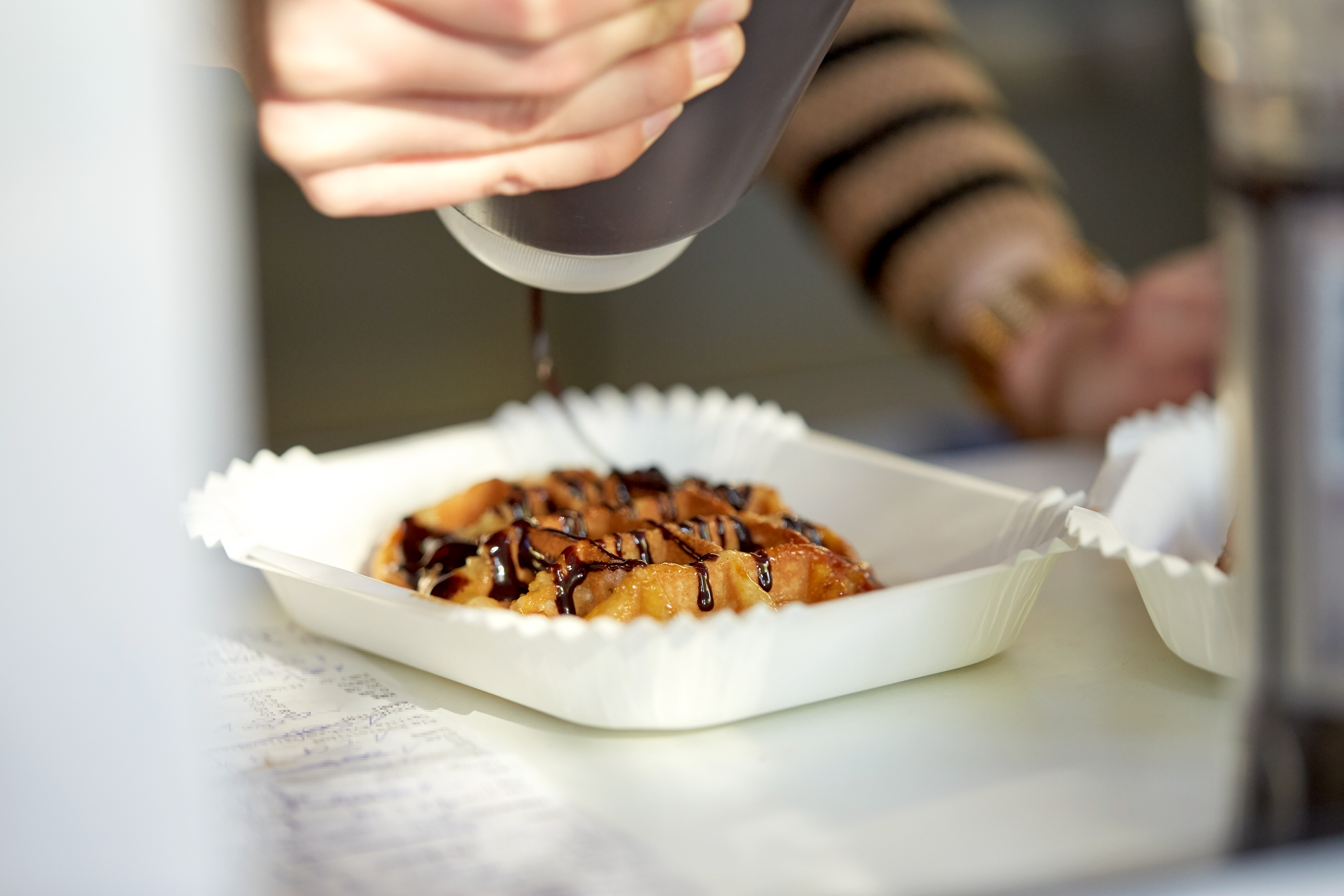 7-food-cooking-dessert-people-concept-close-up-cook-adding-chocolate-syrup-waffle